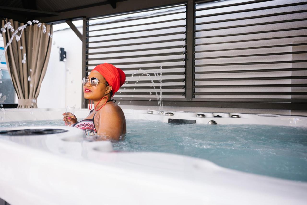 Deluxe Studios With Spa Included พอร์ตสมัธ ภายนอก รูปภาพ