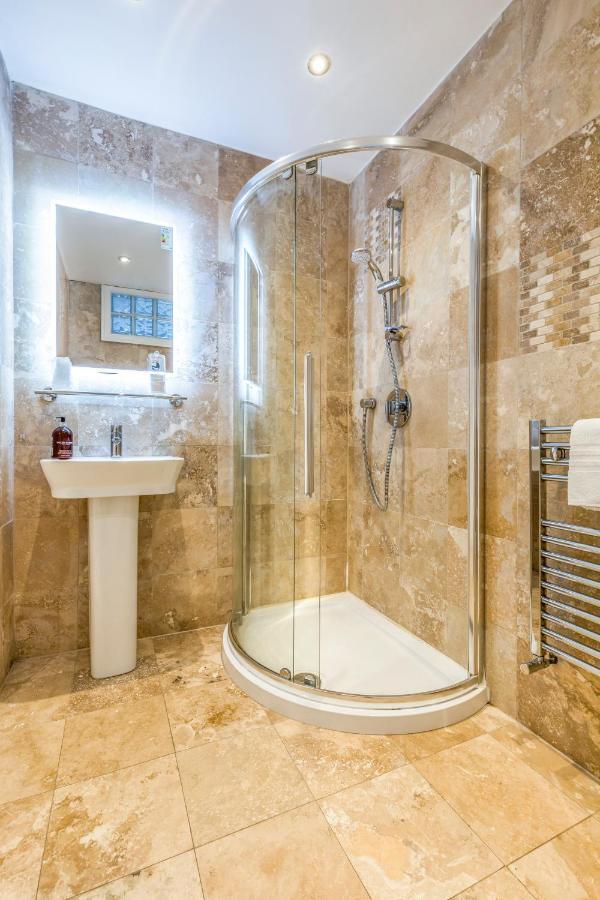 Deluxe Studios With Spa Included พอร์ตสมัธ ภายนอก รูปภาพ